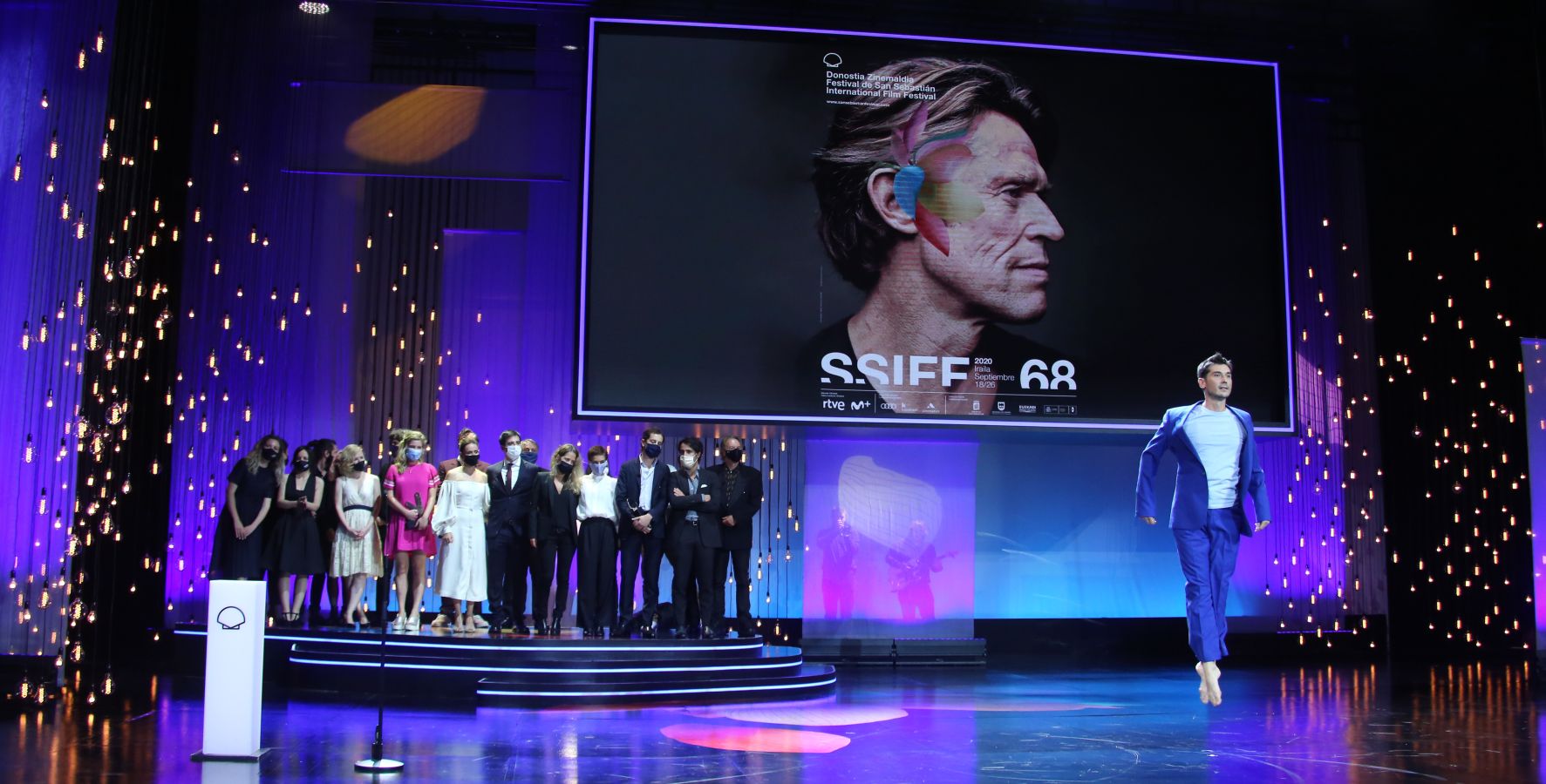 La 68 edición del Zinemaldia ha echado el cierra este sábado con la entrega del palmarés donde ha arrasado la película georgiana 'Beginning'. Muchos de los galardonados no ha podido recoger sus premios debido a la pandemia