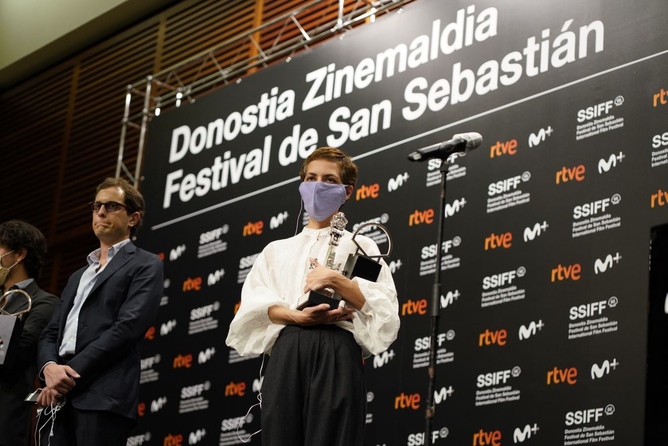 La 68 edición del Zinemaldia ha echado el cierra este sábado con la entrega del palmarés donde ha arrasado la película georgiana 'Beginning'. Muchos de los galardonados no ha podido recoger sus premios debido a la pandemia