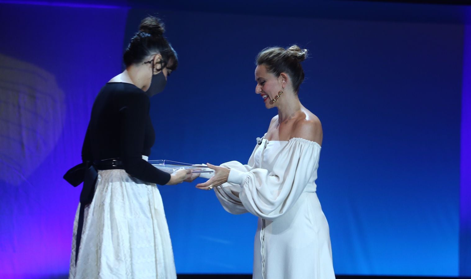 La 68 edición del Zinemaldia ha echado el cierra este sábado con la entrega del palmarés donde ha arrasado la película georgiana 'Beginning'. Muchos de los galardonados no ha podido recoger sus premios debido a la pandemia