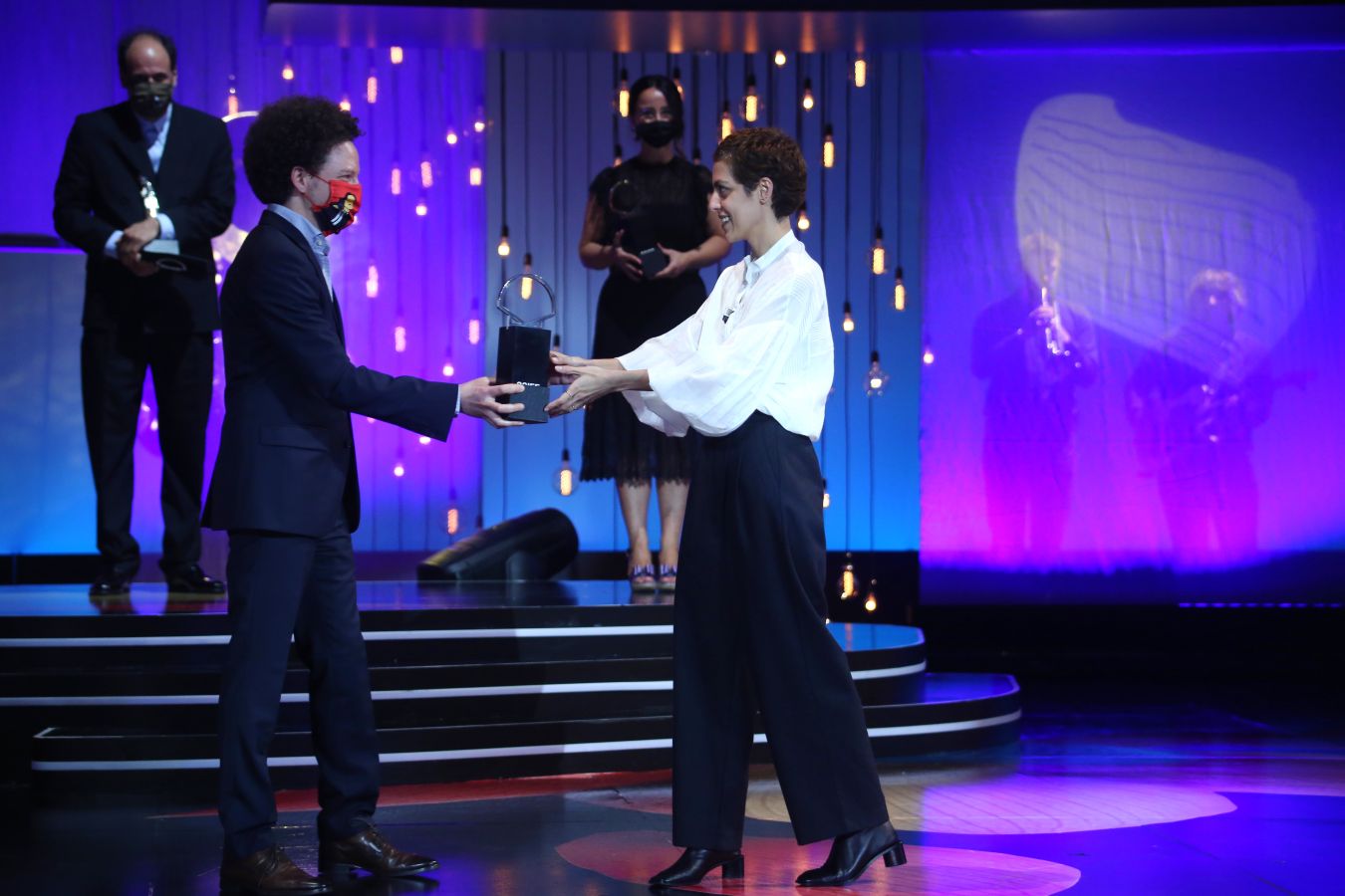 La 68 edición del Zinemaldia ha echado el cierra este sábado con la entrega del palmarés donde ha arrasado la película georgiana 'Beginning'. Muchos de los galardonados no ha podido recoger sus premios debido a la pandemia