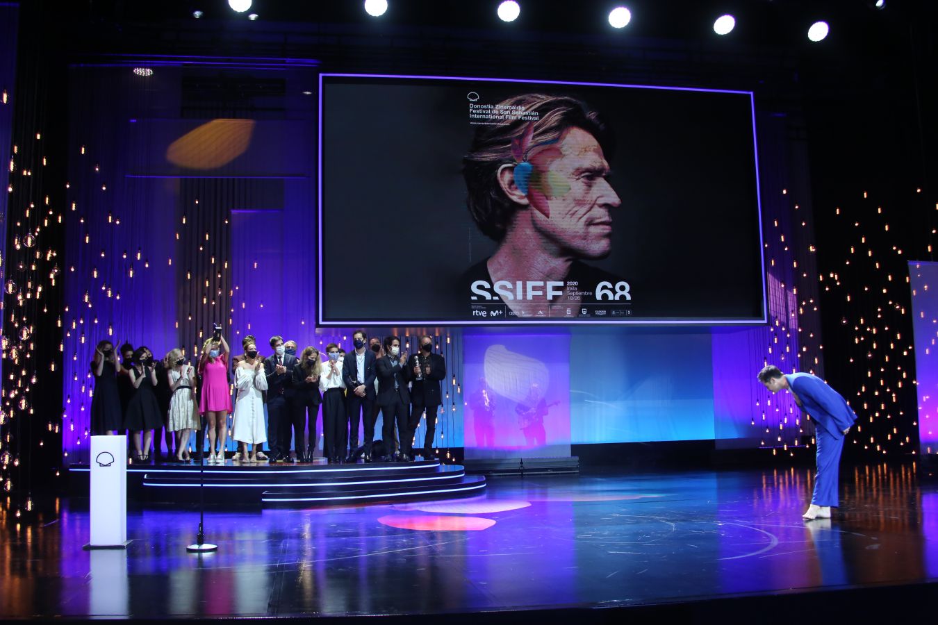 La 68 edición del Zinemaldia ha echado el cierra este sábado con la entrega del palmarés donde ha arrasado la película georgiana 'Beginning'. Muchos de los galardonados no ha podido recoger sus premios debido a la pandemia