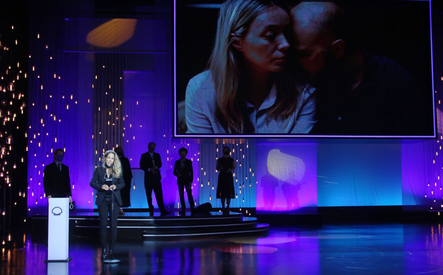 La 68 edición del Zinemaldia ha echado el cierra este sábado con la entrega del palmarés donde ha arrasado la película georgiana 'Beginning'. Muchos de los galardonados no ha podido recoger sus premios debido a la pandemia