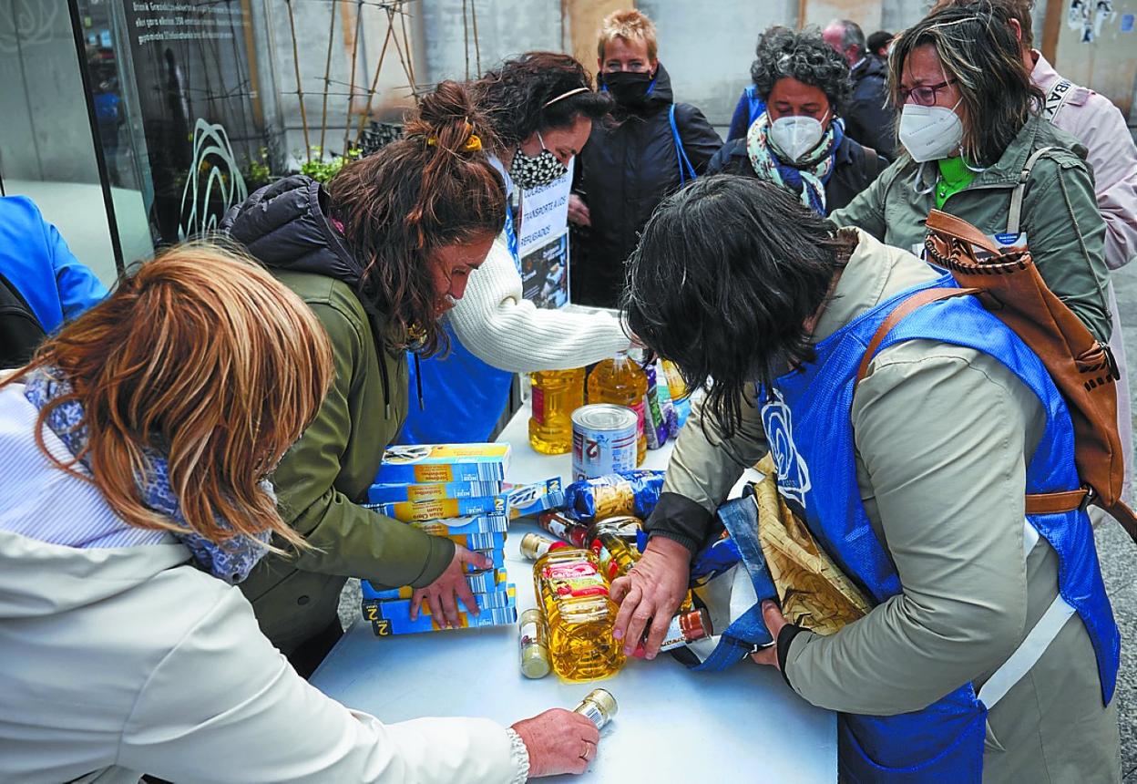 Un grupo de voluntarias recogiendo ayer alimentos para la ONG. 