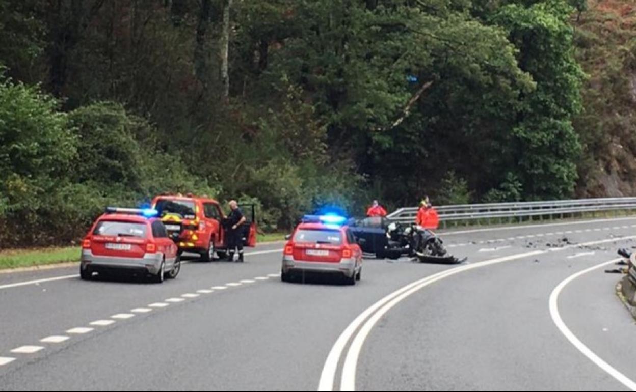 Accidente frontal entre dos vehículos. 