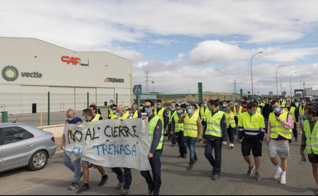 Los trabajadores de Trenasa se manifiestaron este viernes en contra del cierre de la factoría.