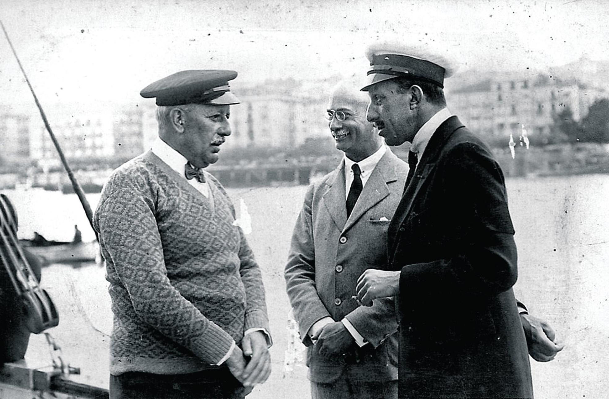 Horacio Echevarrieta conversandocon Alfonso XIII, con quien mantuvouna estrecha amistad a pesar de sumilitancia republicana. 