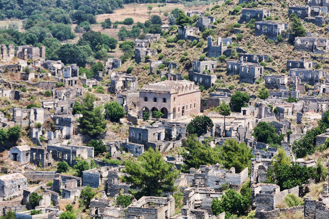 Kayaköy (Turquía) | La guerra turco-griega de principios del siglo XX hizo mella en esta ciudad del siglo XVIII, cuyos habitantes tuvieron que huir al encontrarse en territorio enemigo. Sus muros aún siguen en pie y recuerdan cómo era la vida cuando sus casas y edificios estaban habitados.