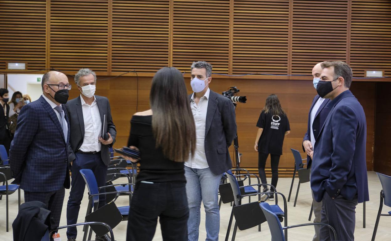 El director del Zinemaldia, durante un encuentro con invitados.