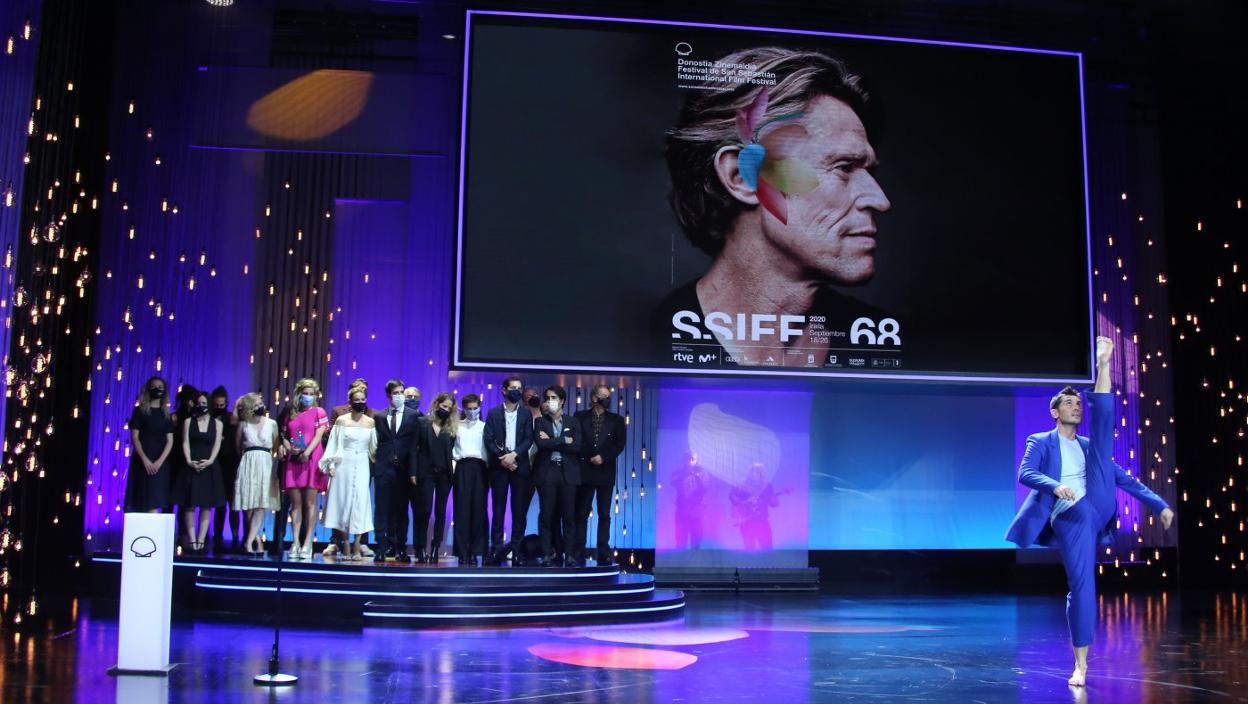 El aurresku final en la gala de clausura del Zinemaldia, celebrada en la noche del sábado. 