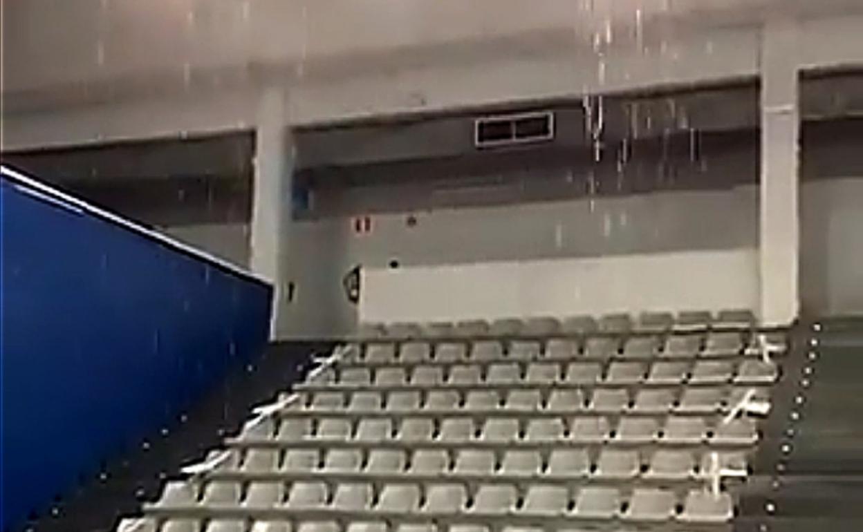 Los cubos que se tuvieron que colocar para controlar el agua. 