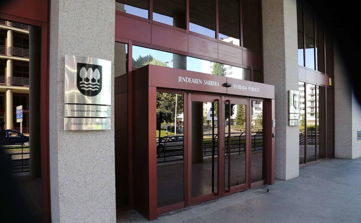 Exterior de la sede de la Hacienda foral, ubicada en el barrio de Errotaburu de San Sebastián. 