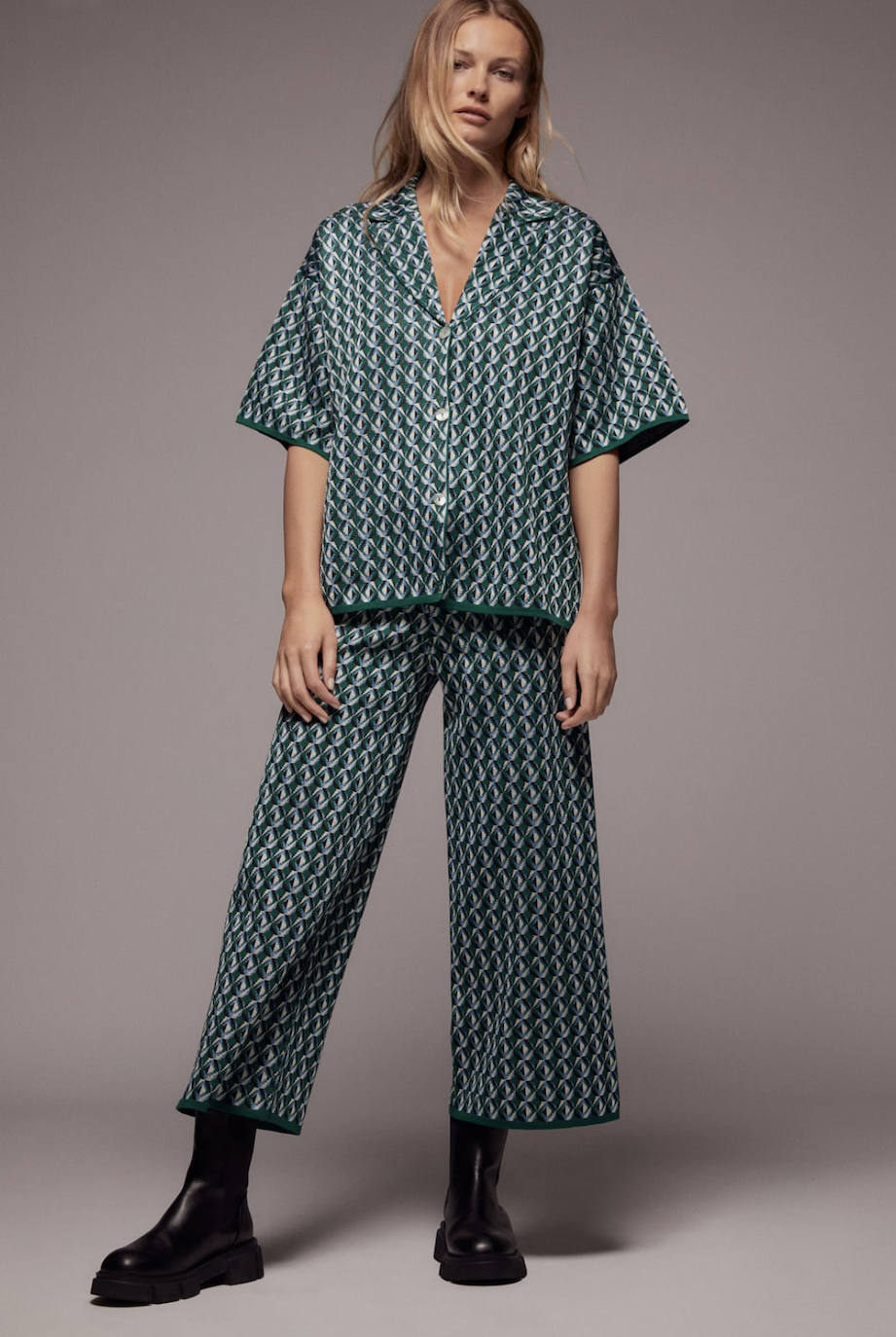 Son muchas las marcas que se han sumado a la denominada línea «comfty» para este otoño-invierno. Zara es una de las empresas que acaba de estrenar una colección cómoda, sofisticada, funcional, básica, versátil y delicada que nos invitará a organizar planes en casa o a salir a la calle con un aire muy relajado. Predominarán las texturas suaves y las siluetas holgadas. Si las alfombras rojas han estado inundadas por el color negro, en los 'outfits' caseros triunfarán los colores tierra, los blancos y el kaki. Estos son los 20 looks que hemos seleccionado de la línea 'New Confort' de Zara. Toma nota y olvídate de las complicaciones estilistísticas durante este nuevo contexto y cambio de paradigma social