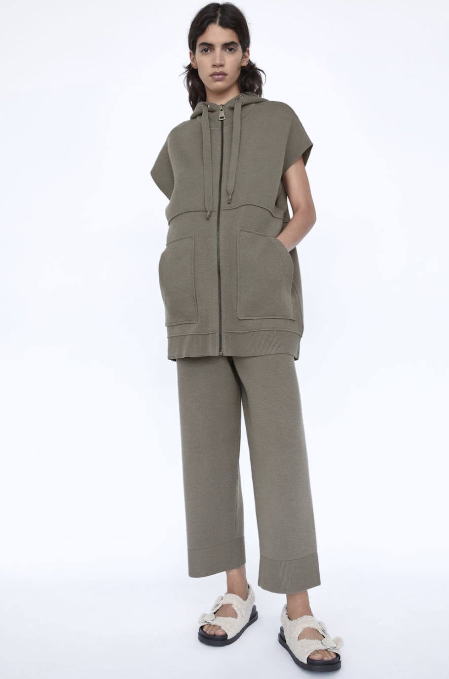 Son muchas las marcas que se han sumado a la denominada línea «comfty» para este otoño-invierno. Zara es una de las empresas que acaba de estrenar una colección cómoda, sofisticada, funcional, básica, versátil y delicada que nos invitará a organizar planes en casa o a salir a la calle con un aire muy relajado. Predominarán las texturas suaves y las siluetas holgadas. Si las alfombras rojas han estado inundadas por el color negro, en los 'outfits' caseros triunfarán los colores tierra, los blancos y el kaki. Estos son los 20 looks que hemos seleccionado de la línea 'New Confort' de Zara. Toma nota y olvídate de las complicaciones estilistísticas durante este nuevo contexto y cambio de paradigma social