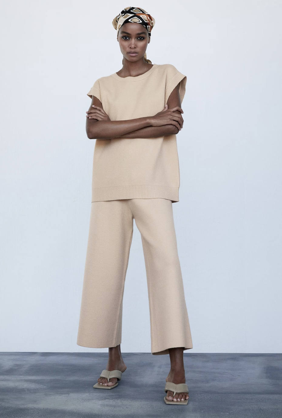 Son muchas las marcas que se han sumado a la denominada línea «comfty» para este otoño-invierno. Zara es una de las empresas que acaba de estrenar una colección cómoda, sofisticada, funcional, básica, versátil y delicada que nos invitará a organizar planes en casa o a salir a la calle con un aire muy relajado. Predominarán las texturas suaves y las siluetas holgadas. Si las alfombras rojas han estado inundadas por el color negro, en los 'outfits' caseros triunfarán los colores tierra, los blancos y el kaki. Estos son los 20 looks que hemos seleccionado de la línea 'New Confort' de Zara. Toma nota y olvídate de las complicaciones estilistísticas durante este nuevo contexto y cambio de paradigma social