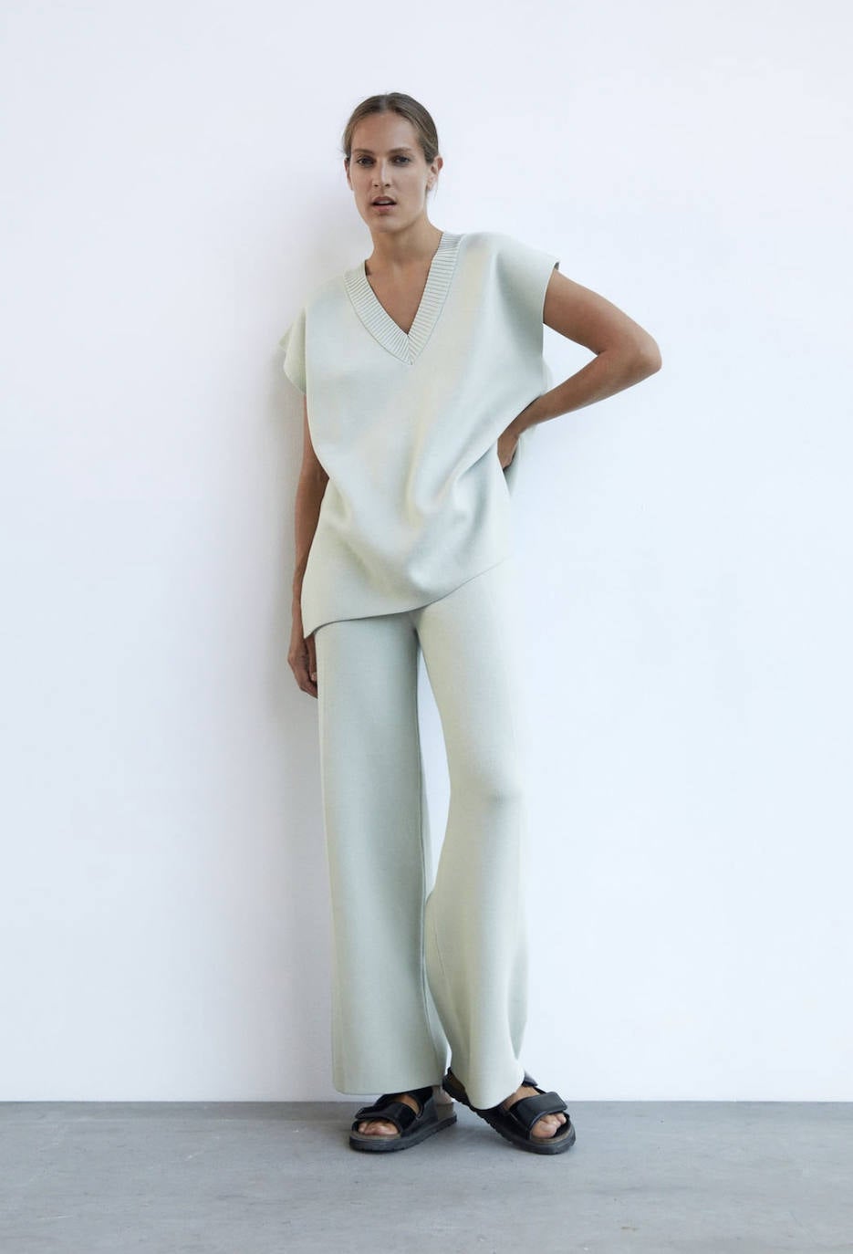 Son muchas las marcas que se han sumado a la denominada línea «comfty» para este otoño-invierno. Zara es una de las empresas que acaba de estrenar una colección cómoda, sofisticada, funcional, básica, versátil y delicada que nos invitará a organizar planes en casa o a salir a la calle con un aire muy relajado. Predominarán las texturas suaves y las siluetas holgadas. Si las alfombras rojas han estado inundadas por el color negro, en los 'outfits' caseros triunfarán los colores tierra, los blancos y el kaki. Estos son los 20 looks que hemos seleccionado de la línea 'New Confort' de Zara. Toma nota y olvídate de las complicaciones estilistísticas durante este nuevo contexto y cambio de paradigma social