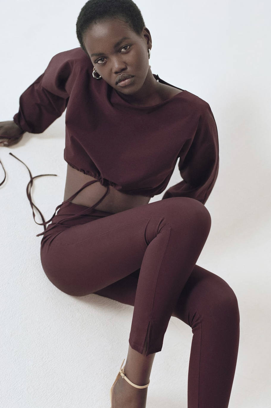 Son muchas las marcas que se han sumado a la denominada línea «comfty» para este otoño-invierno. Zara es una de las empresas que acaba de estrenar una colección cómoda, sofisticada, funcional, básica, versátil y delicada que nos invitará a organizar planes en casa o a salir a la calle con un aire muy relajado. Predominarán las texturas suaves y las siluetas holgadas. Si las alfombras rojas han estado inundadas por el color negro, en los 'outfits' caseros triunfarán los colores tierra, los blancos y el kaki. Estos son los 20 looks que hemos seleccionado de la línea 'New Confort' de Zara. Toma nota y olvídate de las complicaciones estilistísticas durante este nuevo contexto y cambio de paradigma social