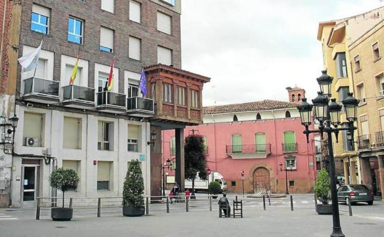 La plaza Nuestra Señora de Vico, en Arnedo, desierta.