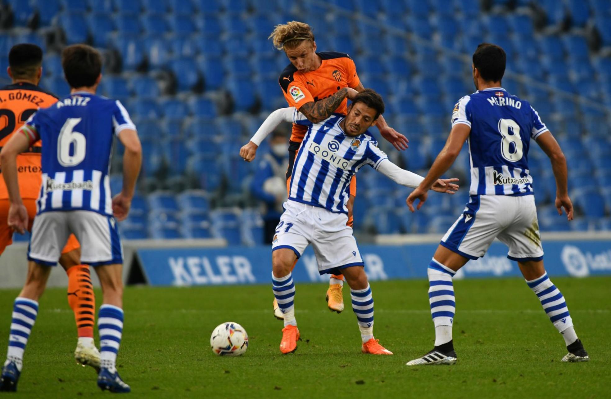 Daniel Wass corta un avance de DavidSilva en clara falta durante un lance delpartido disputado ayer en el RealeArena. 