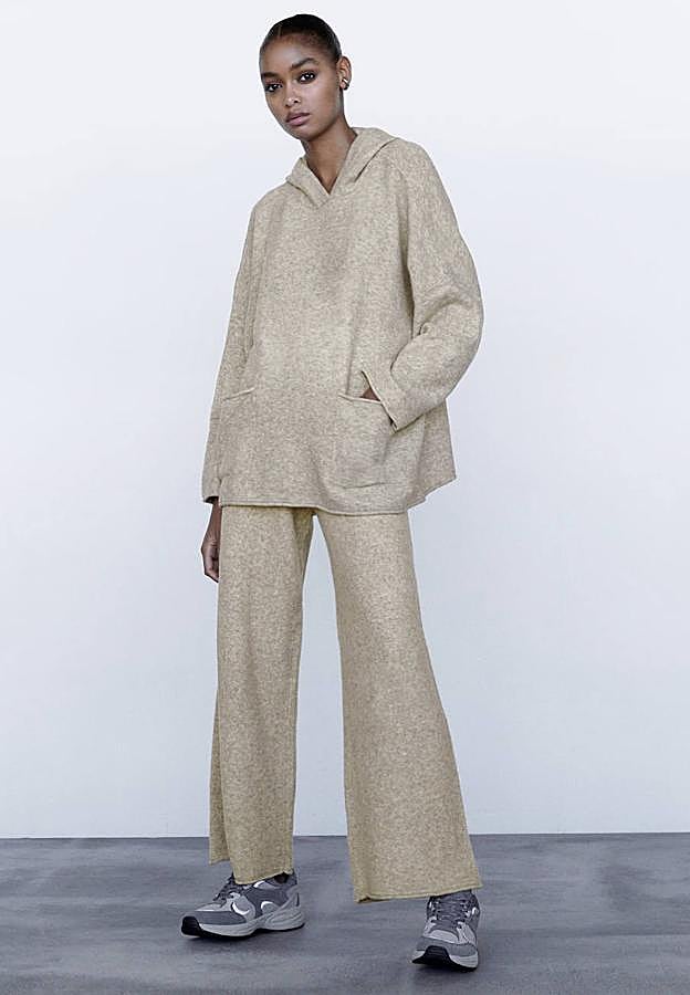 Son muchas las marcas que se han sumado a la denominada línea «comfty» para este otoño-invierno. Zara es una de las empresas que acaba de estrenar una colección cómoda, sofisticada, funcional, básica, versátil y delicada que nos invitará a organizar planes en casa o a salir a la calle con un aire muy relajado. Predominarán las texturas suaves y las siluetas holgadas. Si las alfombras rojas han estado inundadas por el color negro, en los 'outfits' caseros triunfarán los colores tierra, los blancos y el kaki. Estos son los 20 looks que hemos seleccionado de la línea 'New Confort' de Zara. Toma nota y olvídate de las complicaciones estilistísticas durante este nuevo contexto y cambio de paradigma social