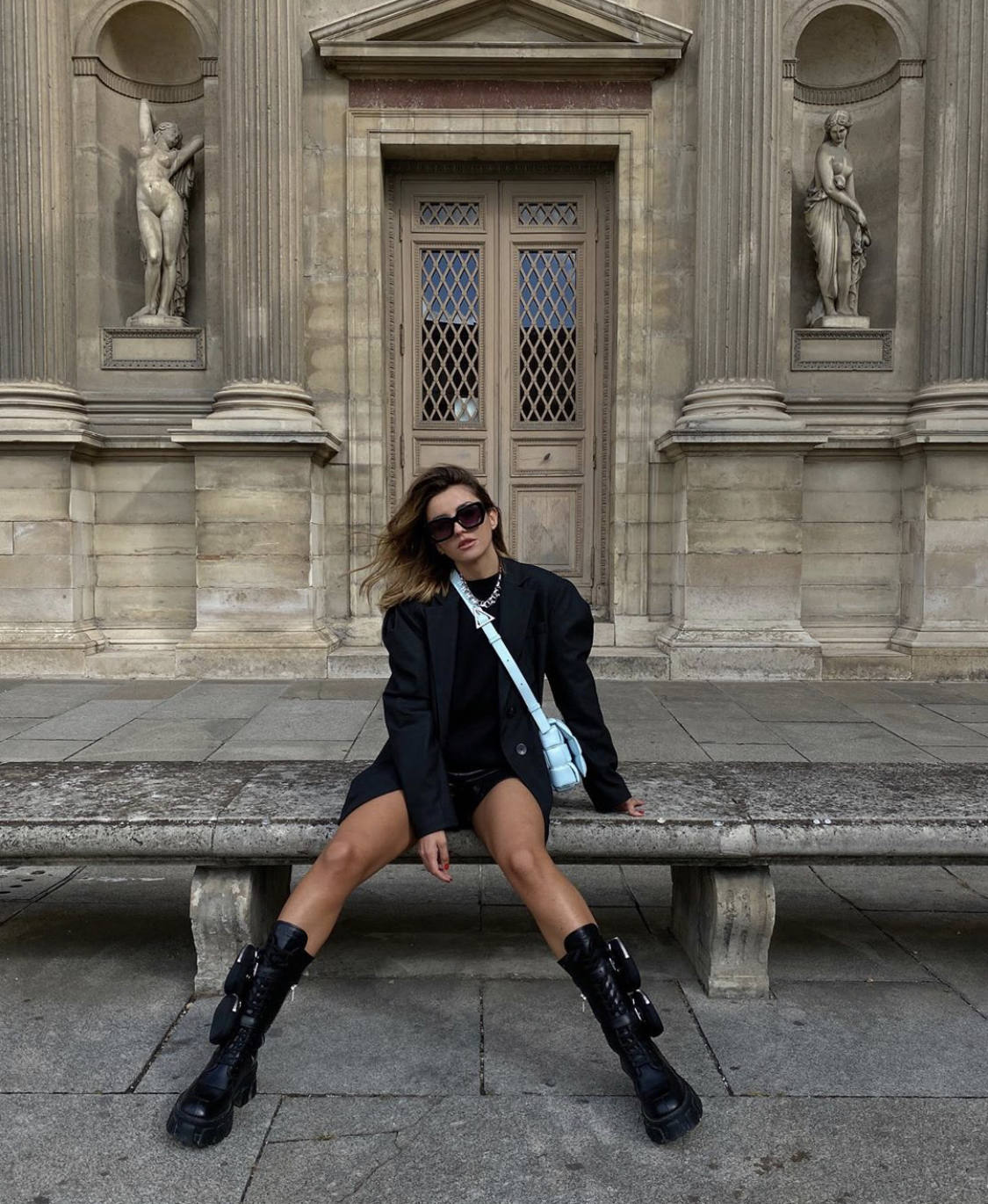 El 'street style' de las fashionistas agolpadas en los alrededores de las Semanas de la Moda de París y Milán, ha vuelto a inundar los instantes previos a los desfiles de Dior, Prada, Max Mara o Balmain. Los cuadros, el efecto cuero, las botas altas, las katiuskas, el calzado cuadrado o de estilo militar, los abrigos 'tweeds', las gabardinas, las 'maxi' prendas exteriores, los pantalones 'slouchy', los trajes de chaqueta, las mangas abullonadas, los colores tierra, el negro, el blanco, los accesorios dorados, los cinturones anchos y las melenas o recogidos relajados han acaparado los estilismos de las 'influencers' más destacadas del panorama internacional. A través de esta galería, inspírate y toma nota ante la llegada del mes de octubre 