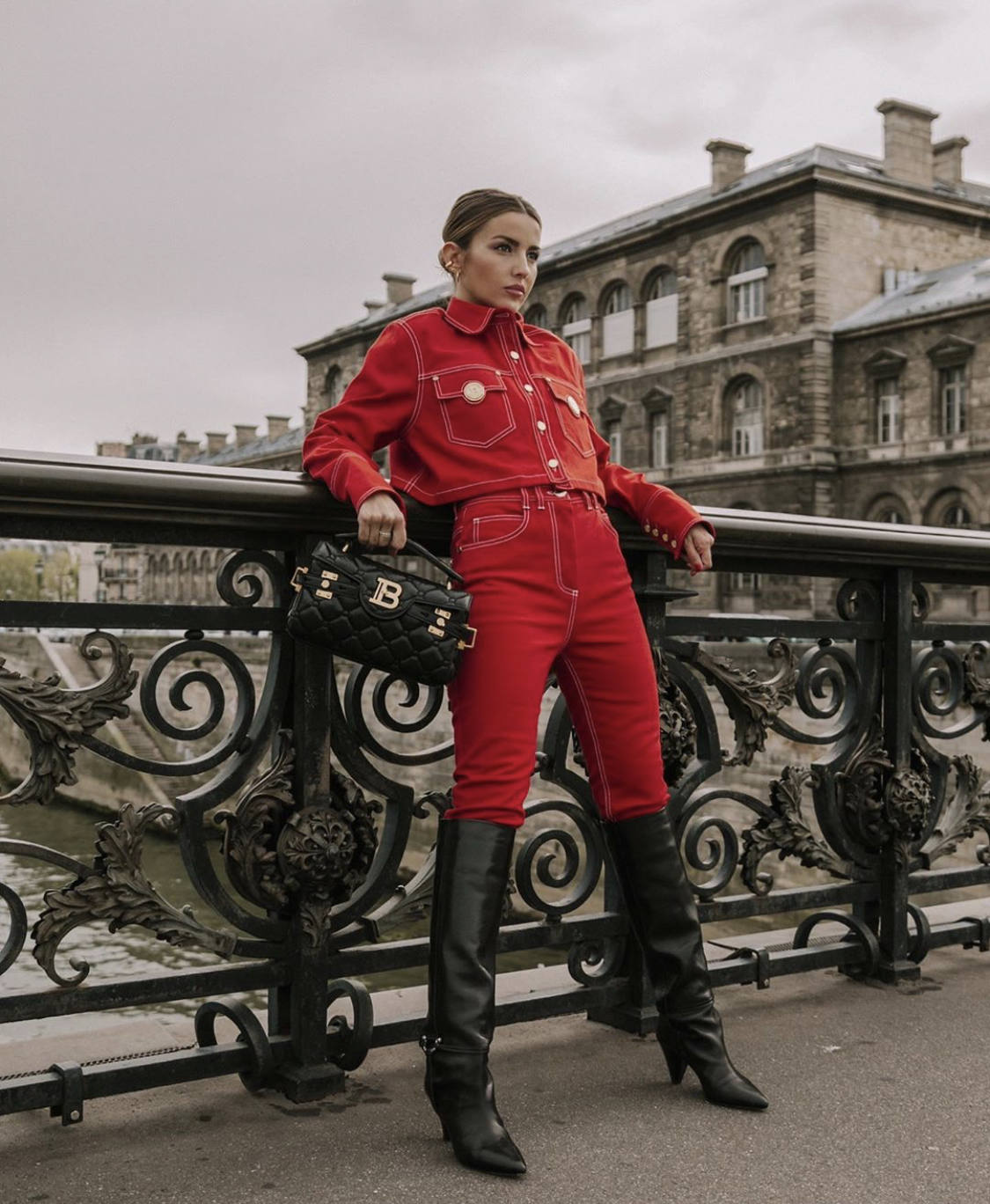 El 'street style' de las fashionistas agolpadas en los alrededores de las Semanas de la Moda de París y Milán, ha vuelto a inundar los instantes previos a los desfiles de Dior, Prada, Max Mara o Balmain. Los cuadros, el efecto cuero, las botas altas, las katiuskas, el calzado cuadrado o de estilo militar, los abrigos 'tweeds', las gabardinas, las 'maxi' prendas exteriores, los pantalones 'slouchy', los trajes de chaqueta, las mangas abullonadas, los colores tierra, el negro, el blanco, los accesorios dorados, los cinturones anchos y las melenas o recogidos relajados han acaparado los estilismos de las 'influencers' más destacadas del panorama internacional. A través de esta galería, inspírate y toma nota ante la llegada del mes de octubre 