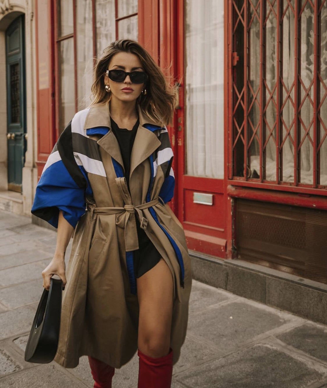 El 'street style' de las fashionistas agolpadas en los alrededores de las Semanas de la Moda de París y Milán, ha vuelto a inundar los instantes previos a los desfiles de Dior, Prada, Max Mara o Balmain. Los cuadros, el efecto cuero, las botas altas, las katiuskas, el calzado cuadrado o de estilo militar, los abrigos 'tweeds', las gabardinas, las 'maxi' prendas exteriores, los pantalones 'slouchy', los trajes de chaqueta, las mangas abullonadas, los colores tierra, el negro, el blanco, los accesorios dorados, los cinturones anchos y las melenas o recogidos relajados han acaparado los estilismos de las 'influencers' más destacadas del panorama internacional. A través de esta galería, inspírate y toma nota ante la llegada del mes de octubre 