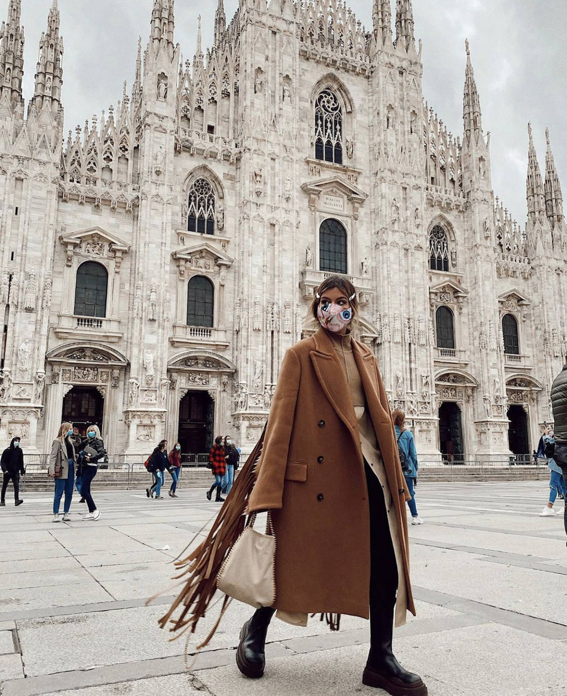 El 'street style' de las fashionistas agolpadas en los alrededores de las Semanas de la Moda de París y Milán, ha vuelto a inundar los instantes previos a los desfiles de Dior, Prada, Max Mara o Balmain. Los cuadros, el efecto cuero, las botas altas, las katiuskas, el calzado cuadrado o de estilo militar, los abrigos 'tweeds', las gabardinas, las 'maxi' prendas exteriores, los pantalones 'slouchy', los trajes de chaqueta, las mangas abullonadas, los colores tierra, el negro, el blanco, los accesorios dorados, los cinturones anchos y las melenas o recogidos relajados han acaparado los estilismos de las 'influencers' más destacadas del panorama internacional. A través de esta galería, inspírate y toma nota ante la llegada del mes de octubre 