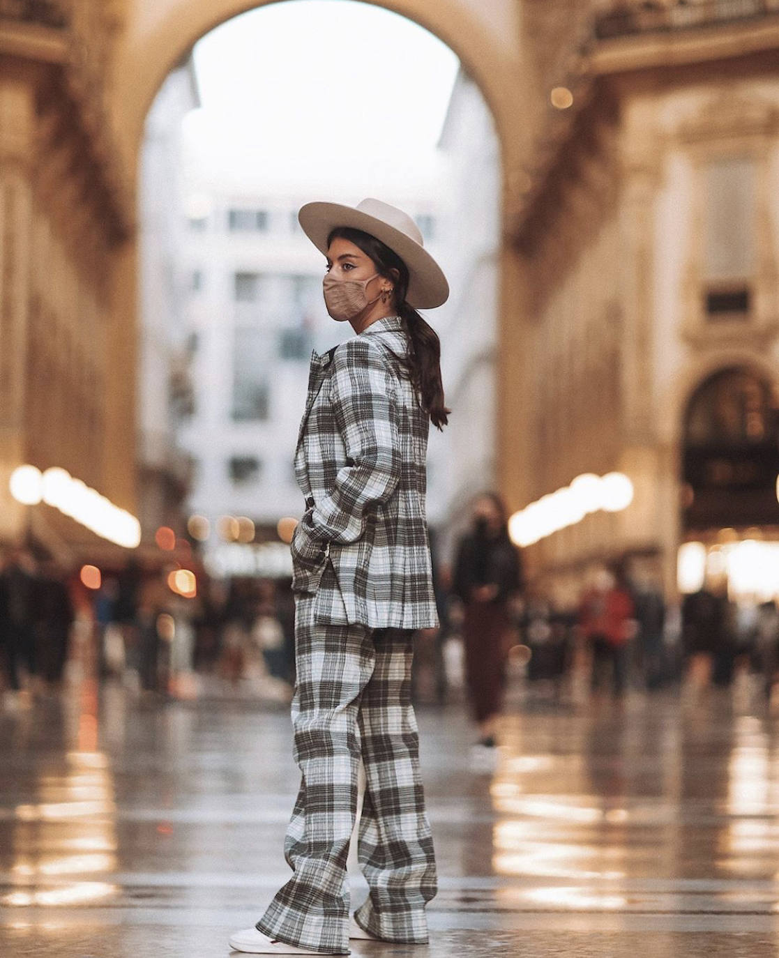 El 'street style' de las fashionistas agolpadas en los alrededores de las Semanas de la Moda de París y Milán, ha vuelto a inundar los instantes previos a los desfiles de Dior, Prada, Max Mara o Balmain. Los cuadros, el efecto cuero, las botas altas, las katiuskas, el calzado cuadrado o de estilo militar, los abrigos 'tweeds', las gabardinas, las 'maxi' prendas exteriores, los pantalones 'slouchy', los trajes de chaqueta, las mangas abullonadas, los colores tierra, el negro, el blanco, los accesorios dorados, los cinturones anchos y las melenas o recogidos relajados han acaparado los estilismos de las 'influencers' más destacadas del panorama internacional. A través de esta galería, inspírate y toma nota ante la llegada del mes de octubre 