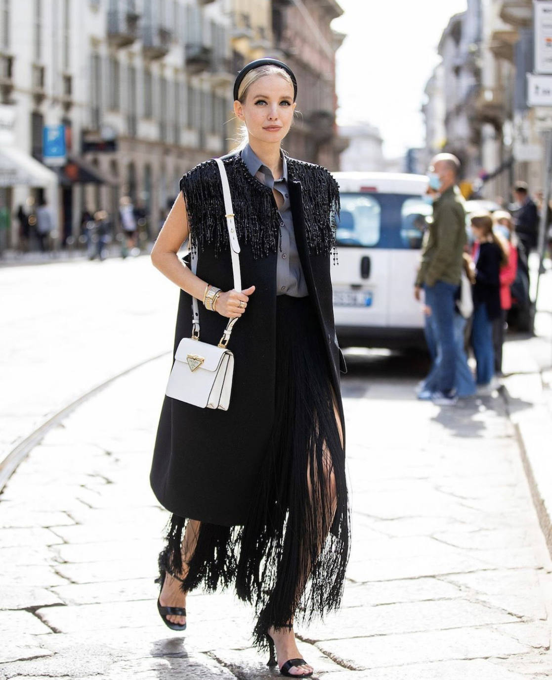 El 'street style' de las fashionistas agolpadas en los alrededores de las Semanas de la Moda de París y Milán, ha vuelto a inundar los instantes previos a los desfiles de Dior, Prada, Max Mara o Balmain. Los cuadros, el efecto cuero, las botas altas, las katiuskas, el calzado cuadrado o de estilo militar, los abrigos 'tweeds', las gabardinas, las 'maxi' prendas exteriores, los pantalones 'slouchy', los trajes de chaqueta, las mangas abullonadas, los colores tierra, el negro, el blanco, los accesorios dorados, los cinturones anchos y las melenas o recogidos relajados han acaparado los estilismos de las 'influencers' más destacadas del panorama internacional. A través de esta galería, inspírate y toma nota ante la llegada del mes de octubre 