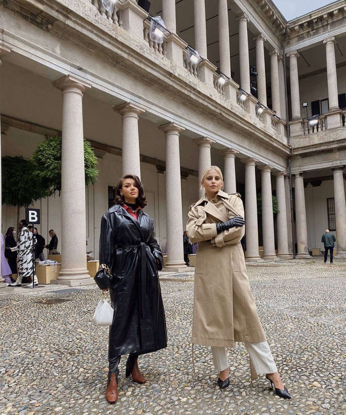 El 'street style' de las fashionistas agolpadas en los alrededores de las Semanas de la Moda de París y Milán, ha vuelto a inundar los instantes previos a los desfiles de Dior, Prada, Max Mara o Balmain. Los cuadros, el efecto cuero, las botas altas, las katiuskas, el calzado cuadrado o de estilo militar, los abrigos 'tweeds', las gabardinas, las 'maxi' prendas exteriores, los pantalones 'slouchy', los trajes de chaqueta, las mangas abullonadas, los colores tierra, el negro, el blanco, los accesorios dorados, los cinturones anchos y las melenas o recogidos relajados han acaparado los estilismos de las 'influencers' más destacadas del panorama internacional. A través de esta galería, inspírate y toma nota ante la llegada del mes de octubre 