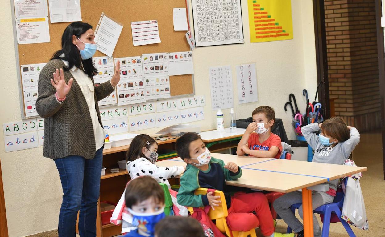 Alumnos de Primaria con sus mascarillas y en grupos de cuatro para reducir los contactos. 