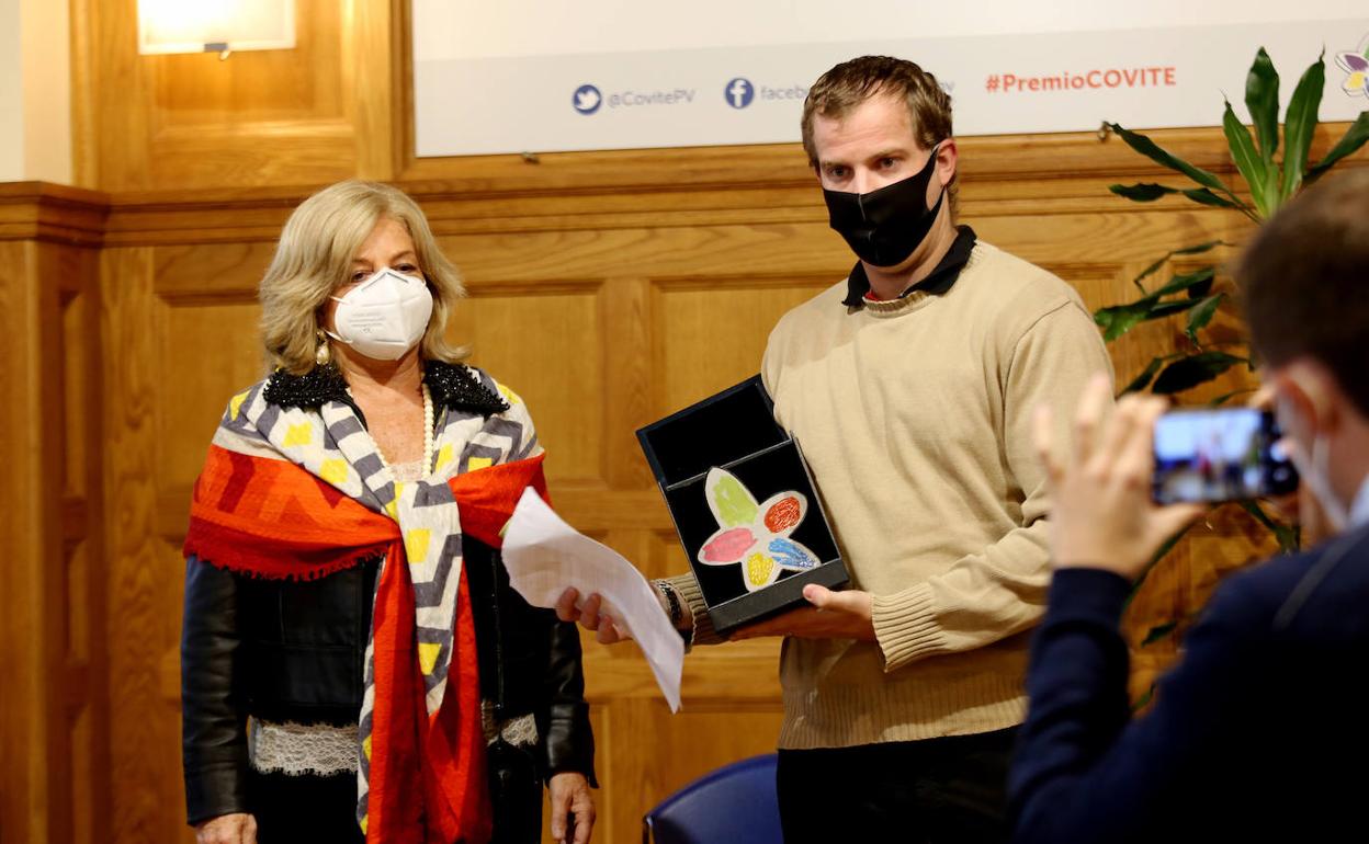 Ordóñez entrega el premio a Mikel Fernández