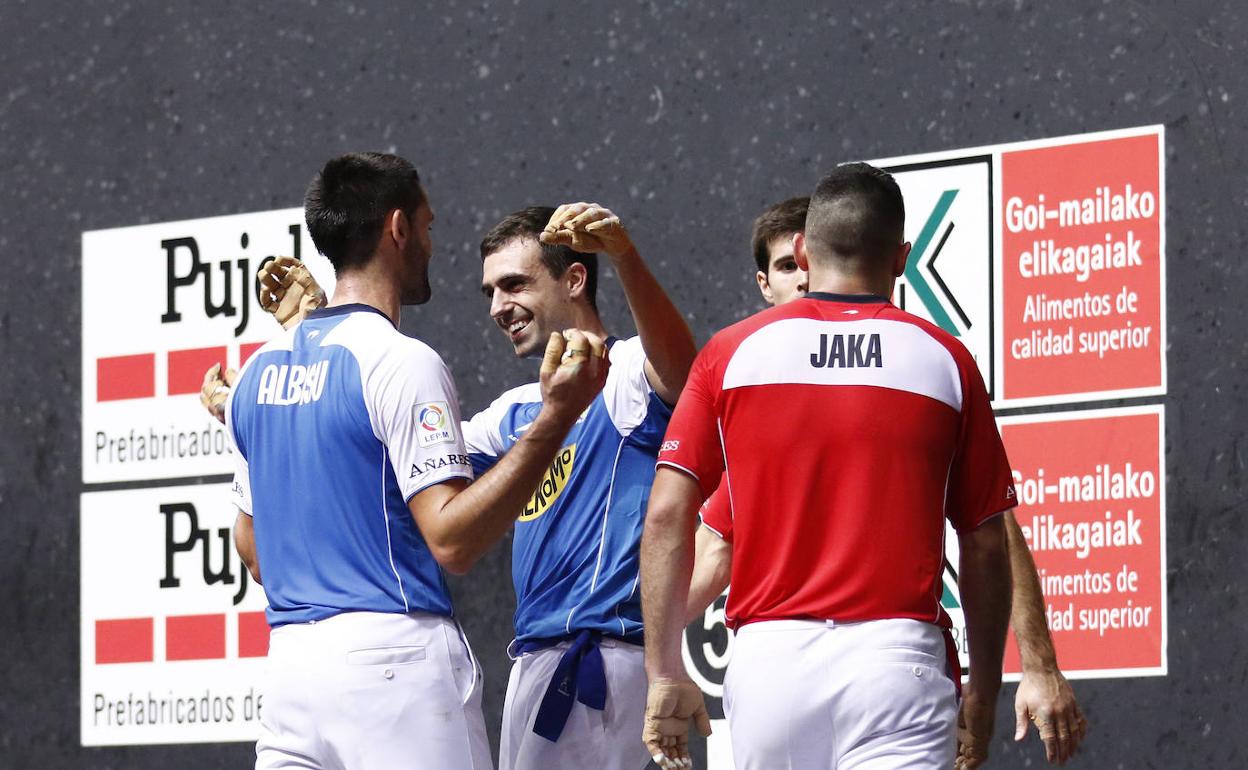 Albisu y Agirre se abrazan en presencia de Jaka y Zabaleta, al borde de la eliminación tras la derrota en Bilbao. 