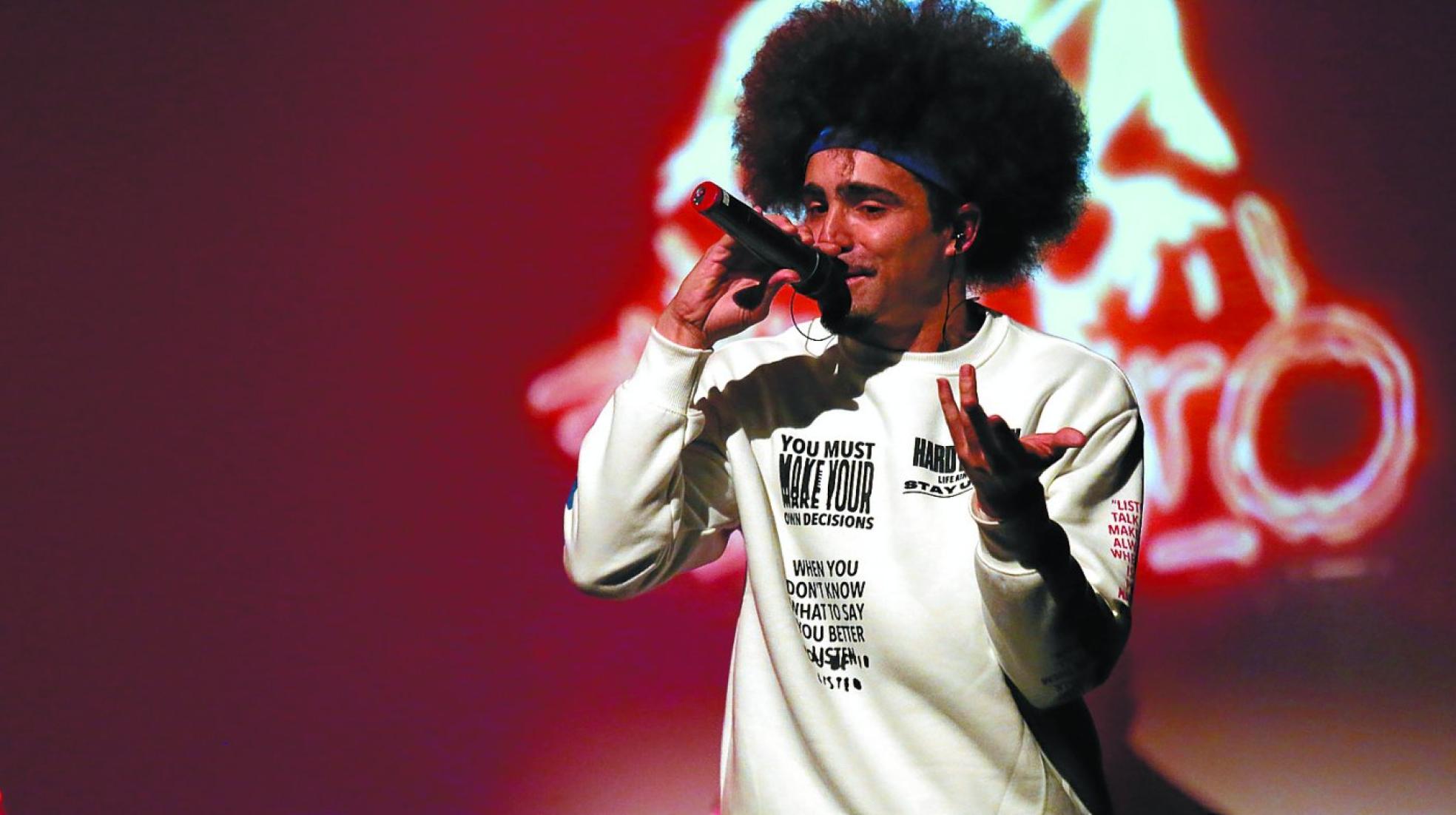 El Negro volvió a cautivar al auditorio quese congregó en el recinto de su barrio. 