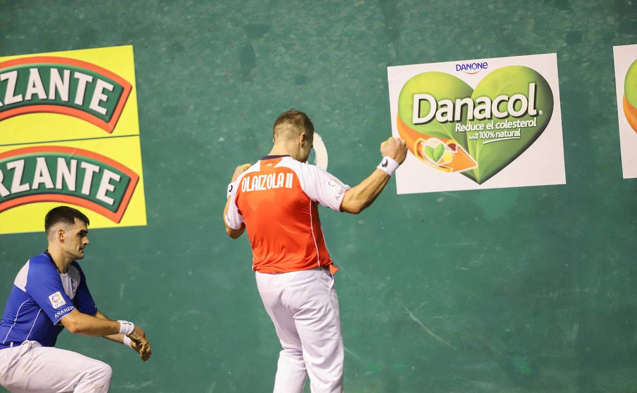 Aimar Olaizola celebra el último tanto y el pase a la final ante Ezkurdia. 