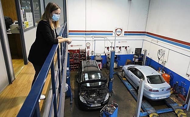 Ana Pineda observa el taller desde la oficina. 