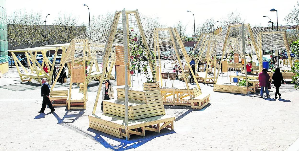 Vista de la plaza de Getafe con las herramientas urbanas diseñadas por Pez Estudio y elegidas para la Bienal de Arquitectura de Venecia. 