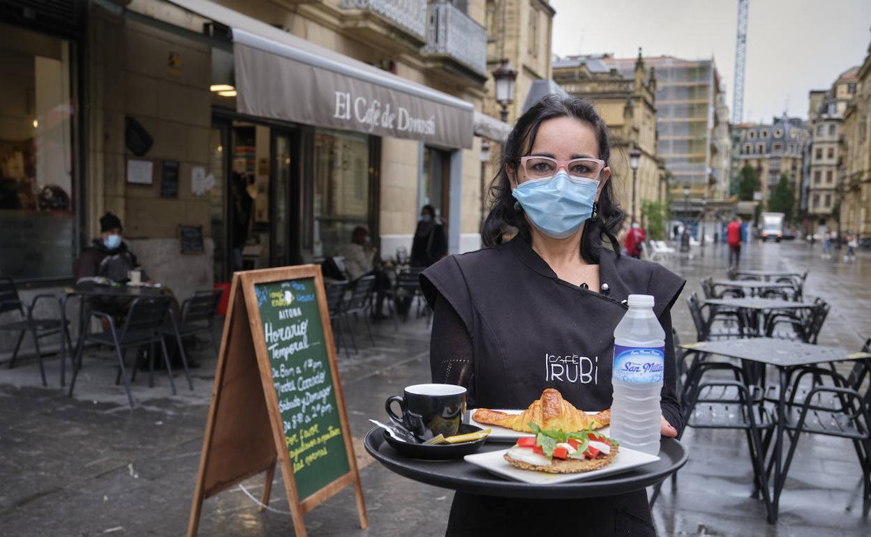 Sandra Bianchi, del Café Irubi, ha experimentado estos días de lluvia lo que le espera en invierno si el Ayuntamiento no le permite poner mamparas. 