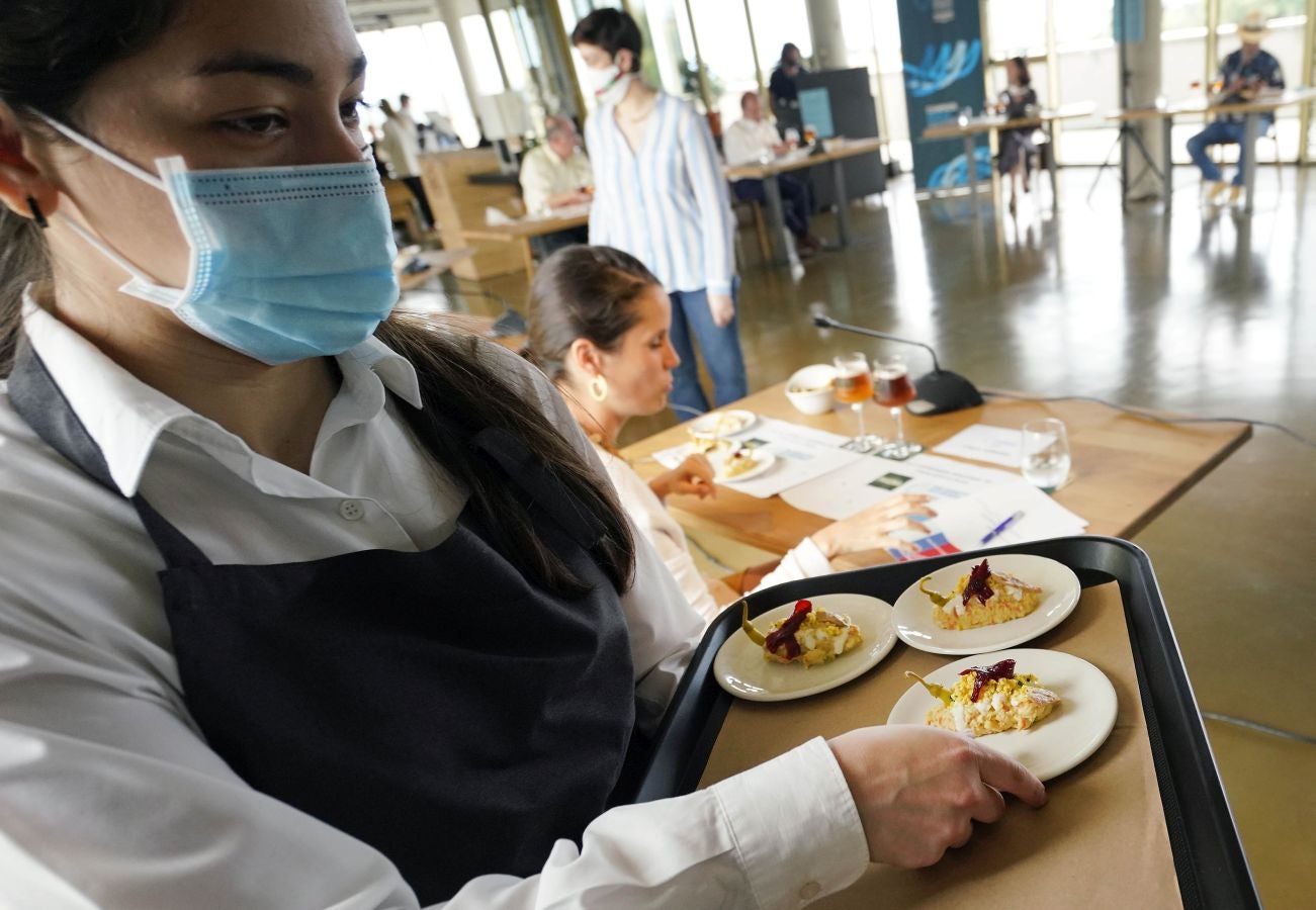 Belén Abad y Lourdes Villalobos del restaurante Chinchín Puerto de Caleta de Vélez, en Málaga, ganan el certamen organizado por San Sebastian Gastronomika