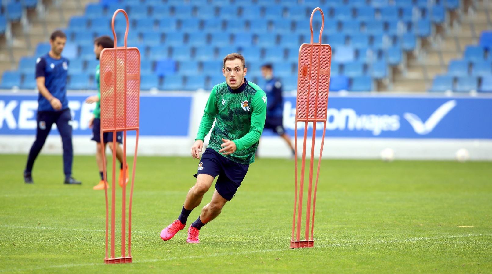Guridi ha sido la cara y Merquelanz la cruz en la vuelta a los entrenamientos de la Real en Zubieta. El azpeitiarra se ha entrenado como uno más junto con el resto de sus compañeros, mientras que el irundarra ha sido baja por una nueva lesión. En la sesión también se han ausentado los internacionales Merino, Oyarzabal, Barrenetxea, Zubimendi e Isak.