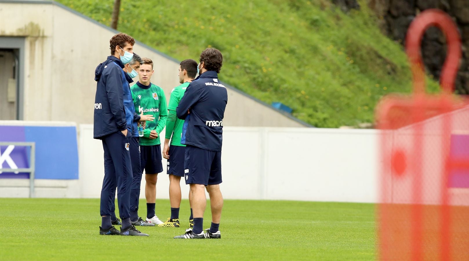 Guridi ha sido la cara y Merquelanz la cruz en la vuelta a los entrenamientos de la Real en Zubieta. El azpeitiarra se ha entrenado como uno más junto con el resto de sus compañeros, mientras que el irundarra ha sido baja por una nueva lesión. En la sesión también se han ausentado los internacionales Merino, Oyarzabal, Barrenetxea, Zubimendi e Isak.