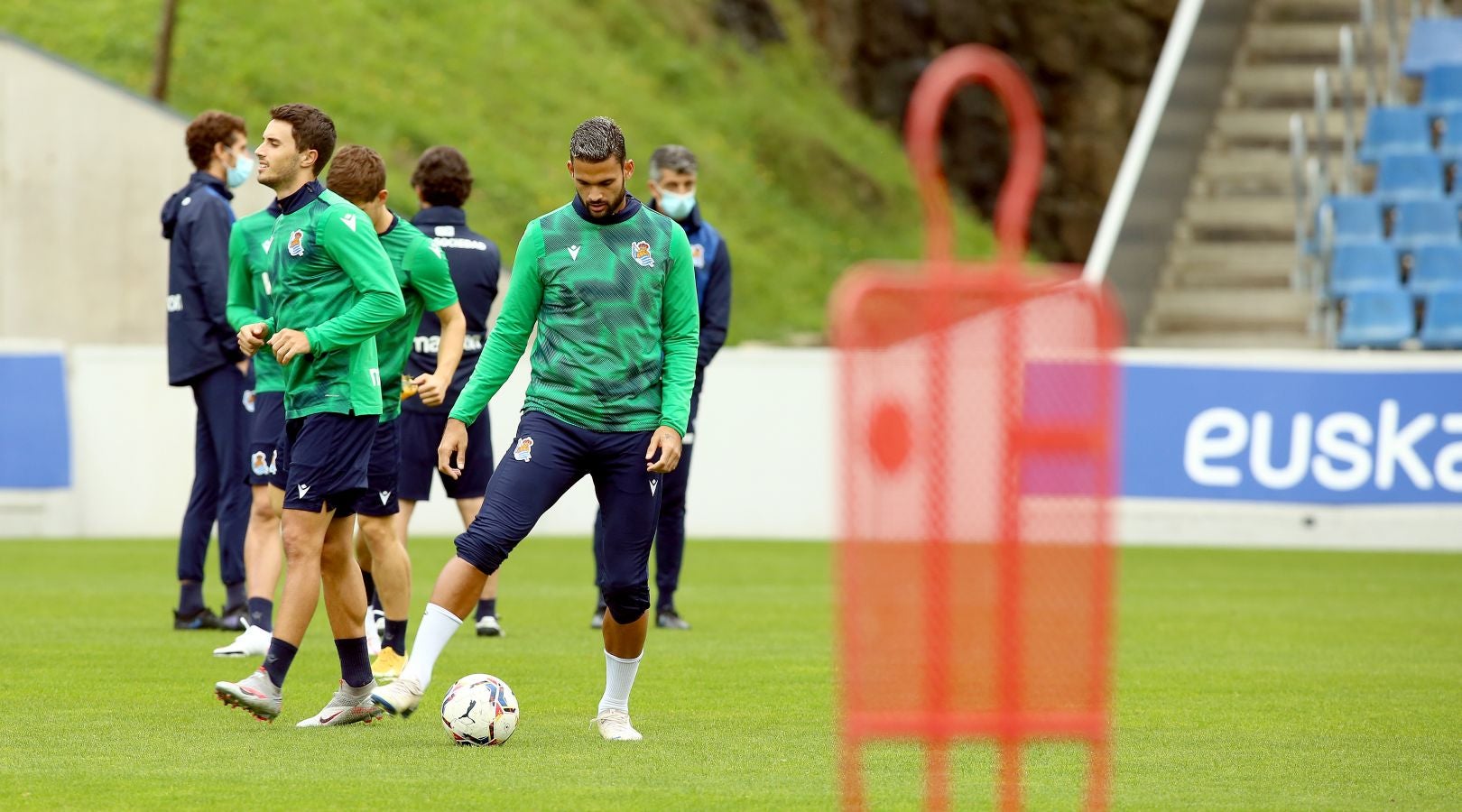 Guridi ha sido la cara y Merquelanz la cruz en la vuelta a los entrenamientos de la Real en Zubieta. El azpeitiarra se ha entrenado como uno más junto con el resto de sus compañeros, mientras que el irundarra ha sido baja por una nueva lesión. En la sesión también se han ausentado los internacionales Merino, Oyarzabal, Barrenetxea, Zubimendi e Isak.
