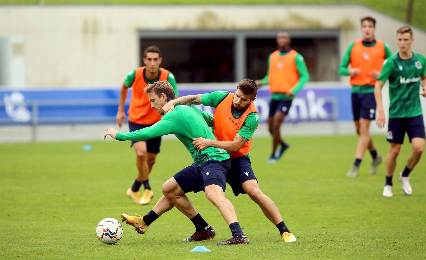 Guridi ha sido la cara y Merquelanz la cruz en la vuelta a los entrenamientos de la Real en Zubieta. El azpeitiarra se ha entrenado como uno más junto con el resto de sus compañeros, mientras que el irundarra ha sido baja por una nueva lesión. En la sesión también se han ausentado los internacionales Merino, Oyarzabal, Barrenetxea, Zubimendi e Isak.