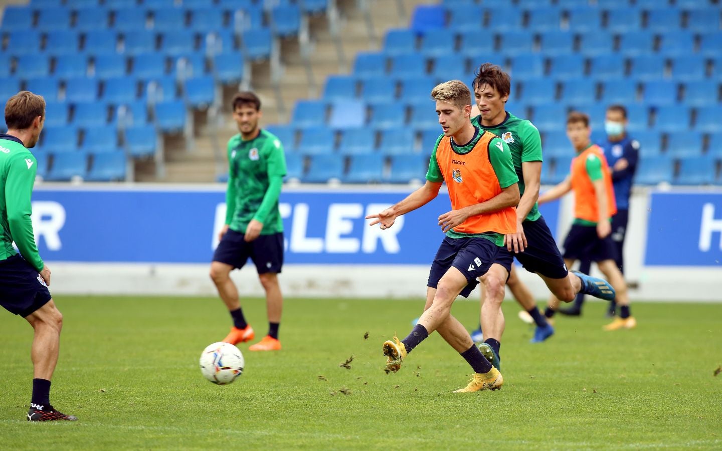 Guridi ha sido la cara y Merquelanz la cruz en la vuelta a los entrenamientos de la Real en Zubieta. El azpeitiarra se ha entrenado como uno más junto con el resto de sus compañeros, mientras que el irundarra ha sido baja por una nueva lesión. En la sesión también se han ausentado los internacionales Merino, Oyarzabal, Barrenetxea, Zubimendi e Isak.