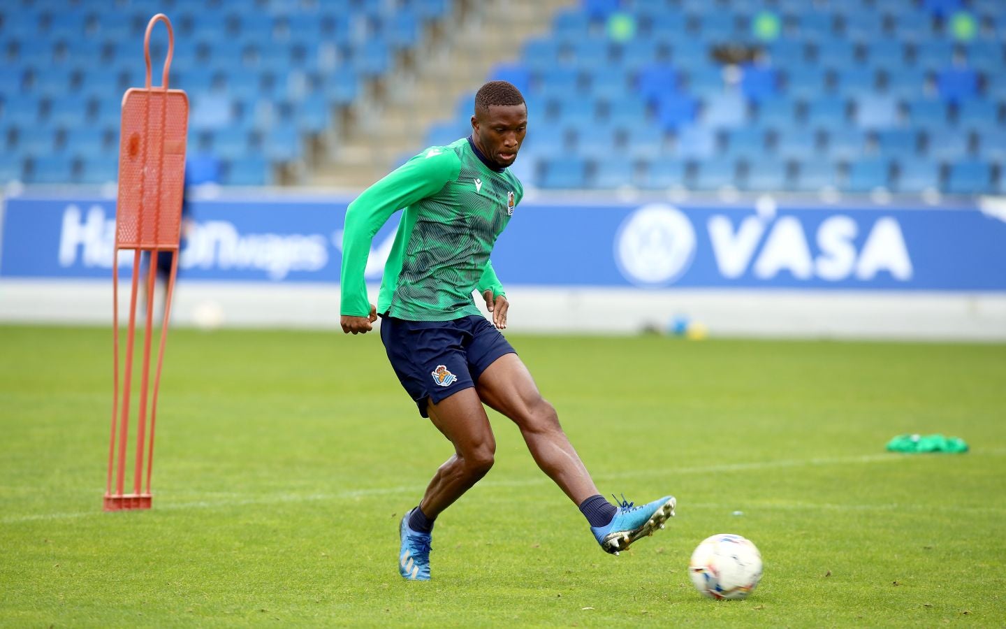 Guridi ha sido la cara y Merquelanz la cruz en la vuelta a los entrenamientos de la Real en Zubieta. El azpeitiarra se ha entrenado como uno más junto con el resto de sus compañeros, mientras que el irundarra ha sido baja por una nueva lesión. En la sesión también se han ausentado los internacionales Merino, Oyarzabal, Barrenetxea, Zubimendi e Isak.