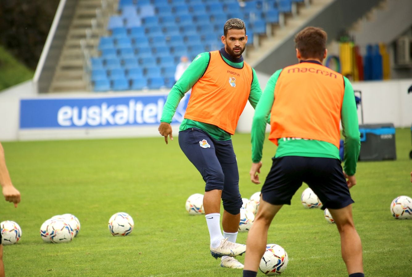 Guridi ha sido la cara y Merquelanz la cruz en la vuelta a los entrenamientos de la Real en Zubieta. El azpeitiarra se ha entrenado como uno más junto con el resto de sus compañeros, mientras que el irundarra ha sido baja por una nueva lesión. En la sesión también se han ausentado los internacionales Merino, Oyarzabal, Barrenetxea, Zubimendi e Isak.
