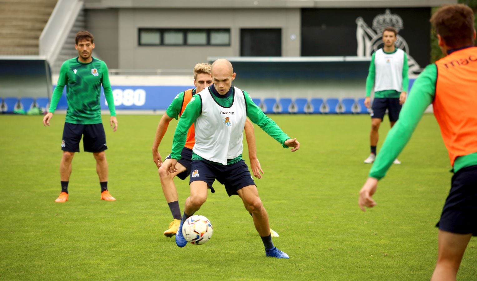 Guridi ha sido la cara y Merquelanz la cruz en la vuelta a los entrenamientos de la Real en Zubieta. El azpeitiarra se ha entrenado como uno más junto con el resto de sus compañeros, mientras que el irundarra ha sido baja por una nueva lesión. En la sesión también se han ausentado los internacionales Merino, Oyarzabal, Barrenetxea, Zubimendi e Isak.