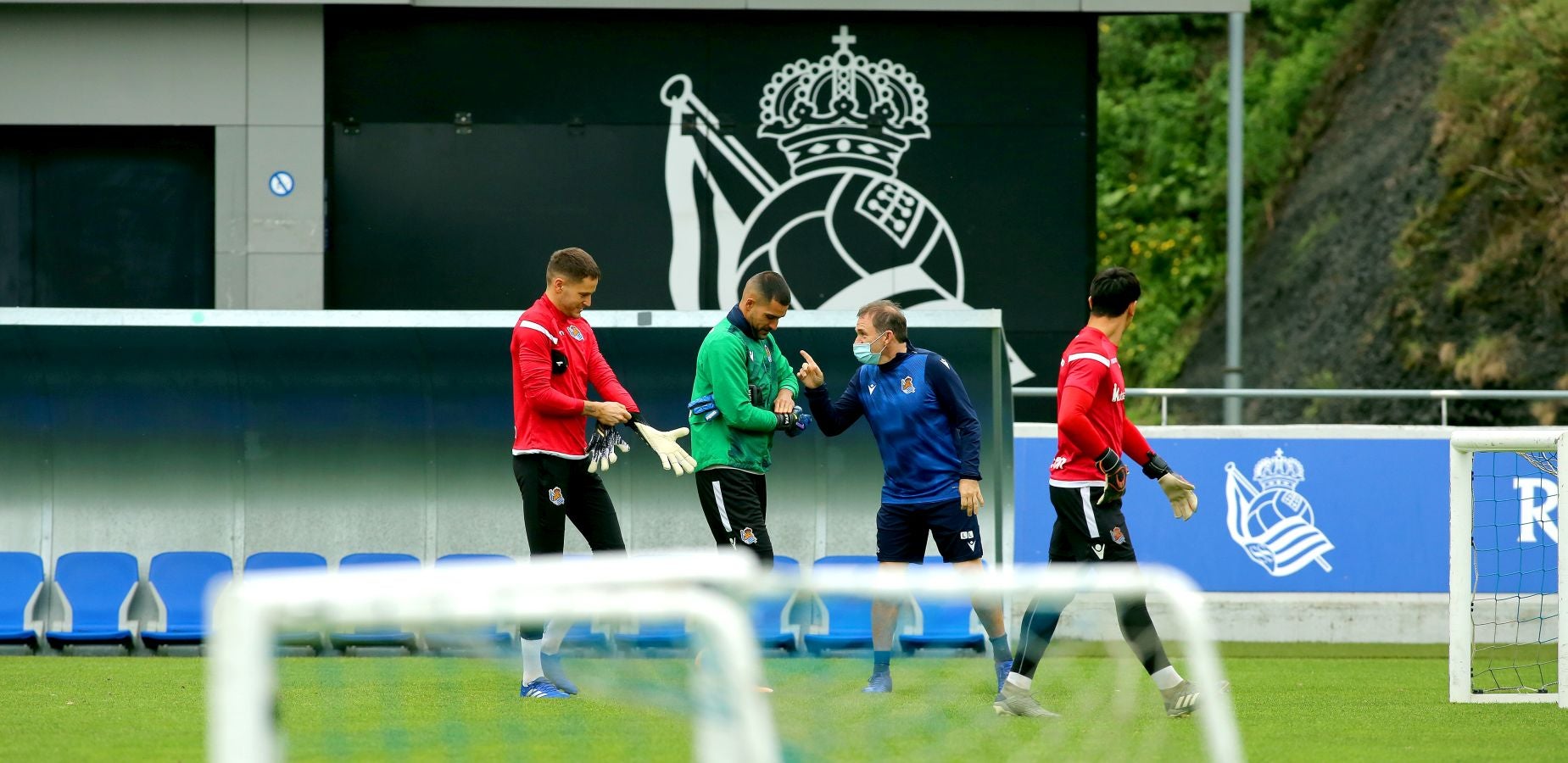 Guridi ha sido la cara y Merquelanz la cruz en la vuelta a los entrenamientos de la Real en Zubieta. El azpeitiarra se ha entrenado como uno más junto con el resto de sus compañeros, mientras que el irundarra ha sido baja por una nueva lesión. En la sesión también se han ausentado los internacionales Merino, Oyarzabal, Barrenetxea, Zubimendi e Isak.