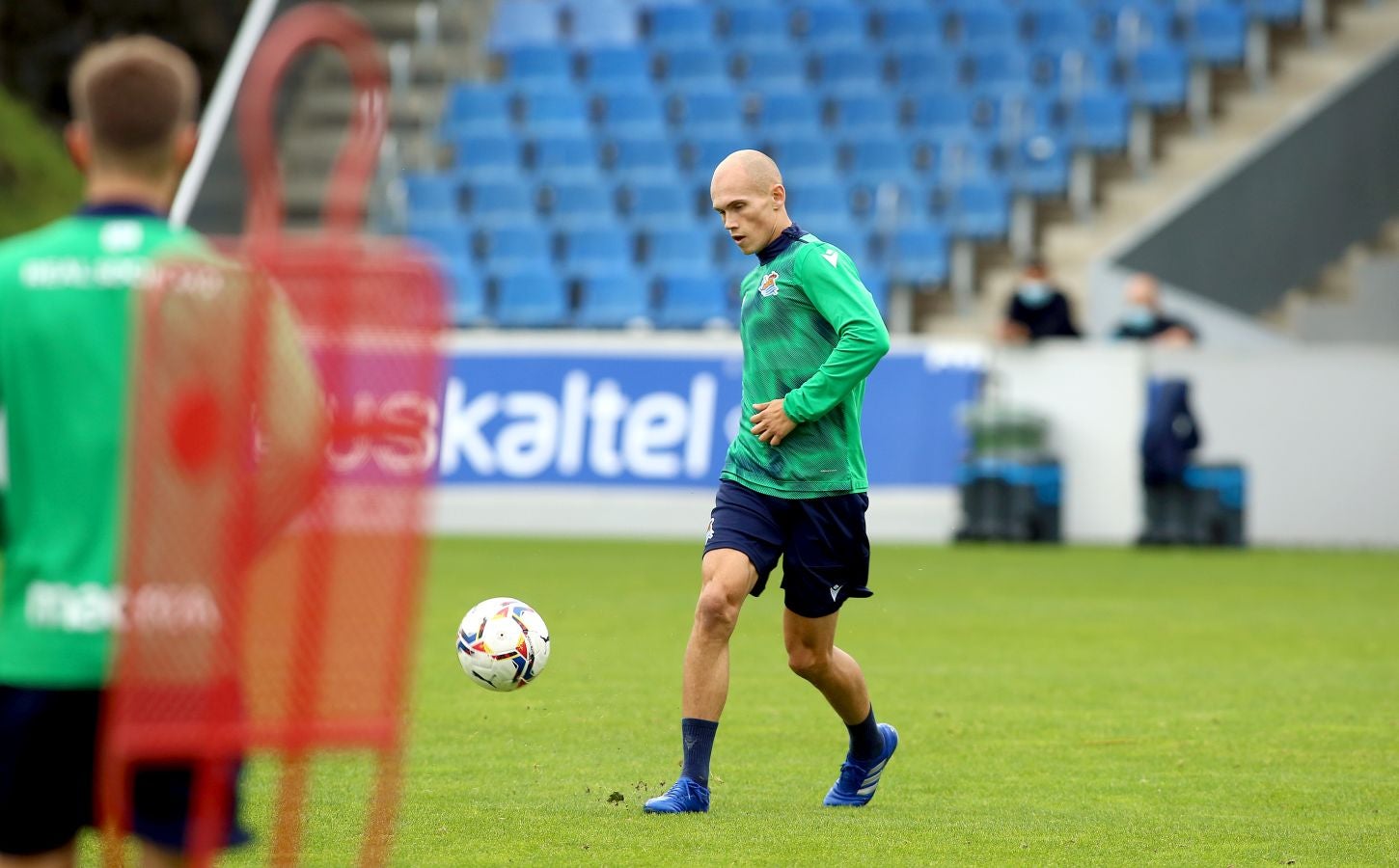 Guridi ha sido la cara y Merquelanz la cruz en la vuelta a los entrenamientos de la Real en Zubieta. El azpeitiarra se ha entrenado como uno más junto con el resto de sus compañeros, mientras que el irundarra ha sido baja por una nueva lesión. En la sesión también se han ausentado los internacionales Merino, Oyarzabal, Barrenetxea, Zubimendi e Isak.