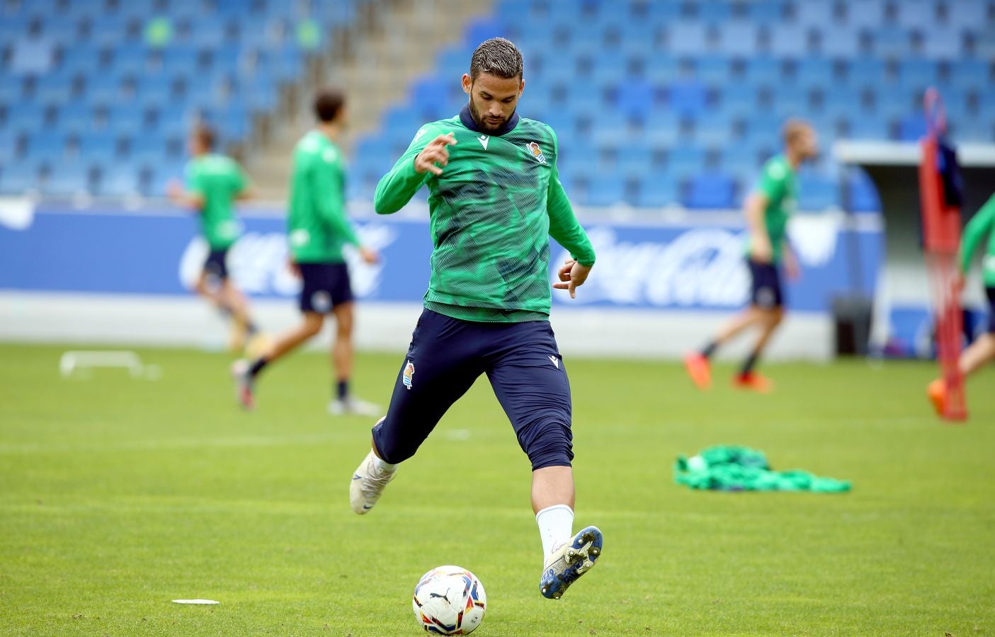 Guridi ha sido la cara y Merquelanz la cruz en la vuelta a los entrenamientos de la Real en Zubieta. El azpeitiarra se ha entrenado como uno más junto con el resto de sus compañeros, mientras que el irundarra ha sido baja por una nueva lesión. En la sesión también se han ausentado los internacionales Merino, Oyarzabal, Barrenetxea, Zubimendi e Isak.